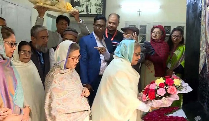 ধানমন্ডিতে বঙ্গবন্ধুর প্রতিকৃতিতে শ্রদ্ধা জানিয়েছেন প্রধানমন্ত্রী 